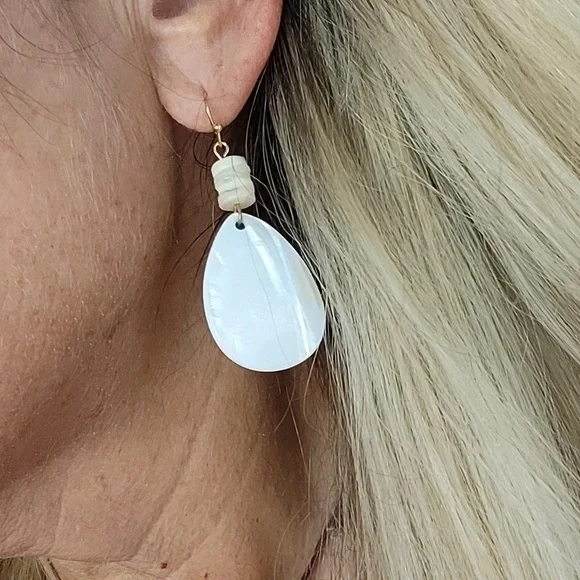 TROPICAL SHELL DROP EARRINGS - Picture 2 of 7